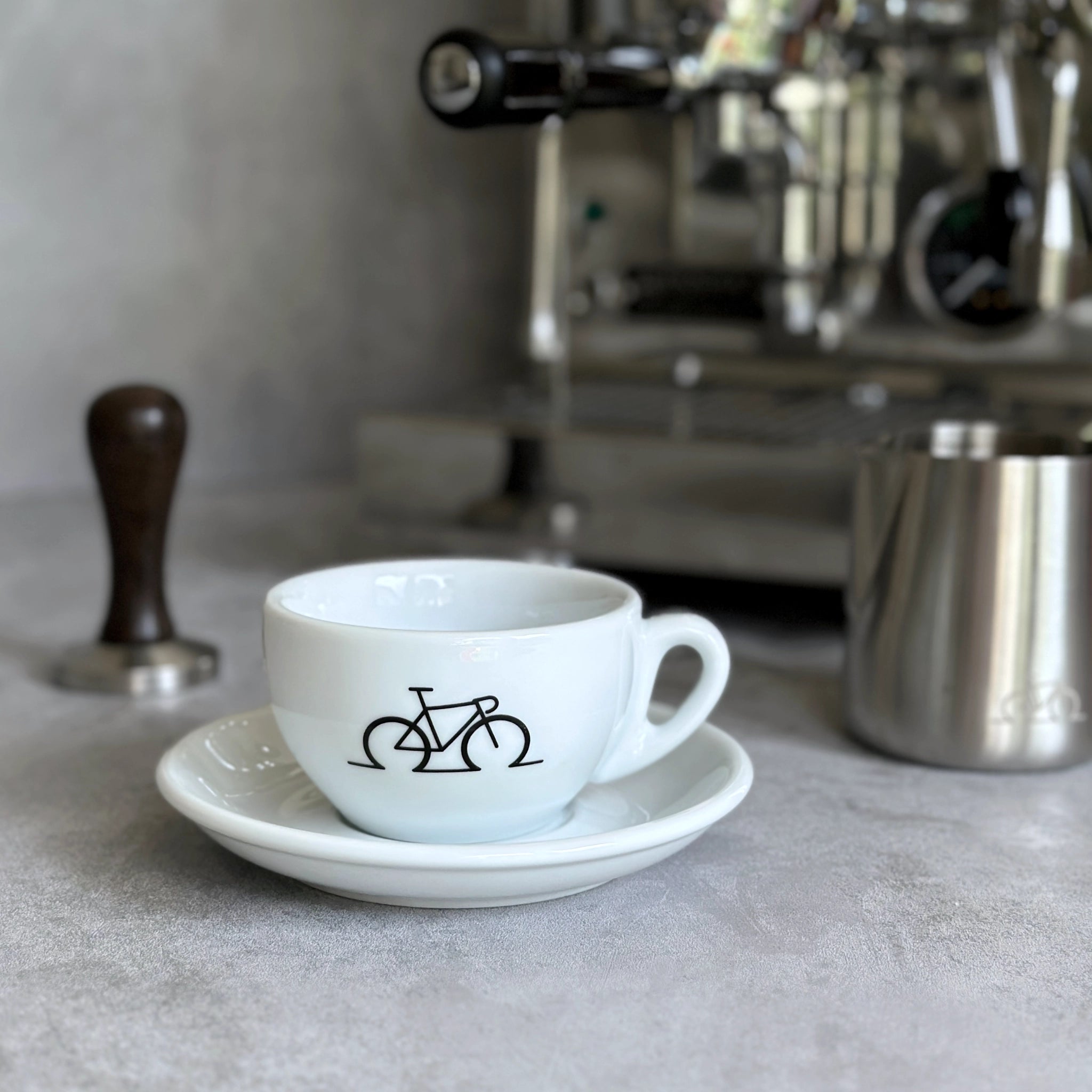 Cappuccino Grande Tasse mit Rennrad-Motiv Bicycle vor Siebträgermaschine