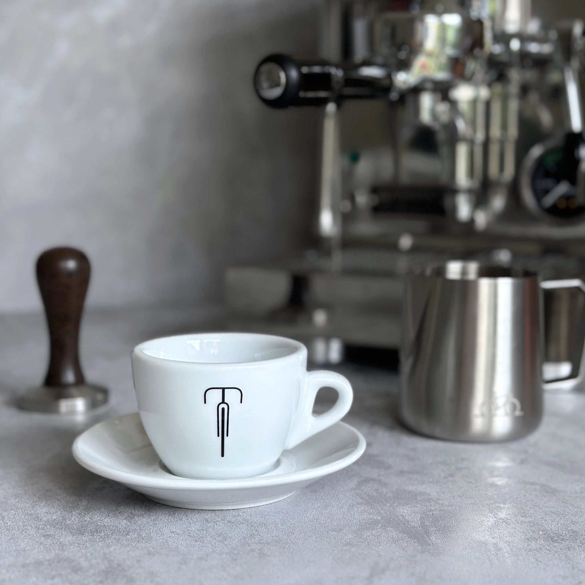 Cappuccino-Tasse mit Rennrad-Motiv Bike vor Siebträgermaschine