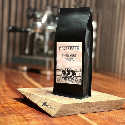 Eine Packung Espresso-Bohnen Coffeerider mit Fahrrad-Motiv