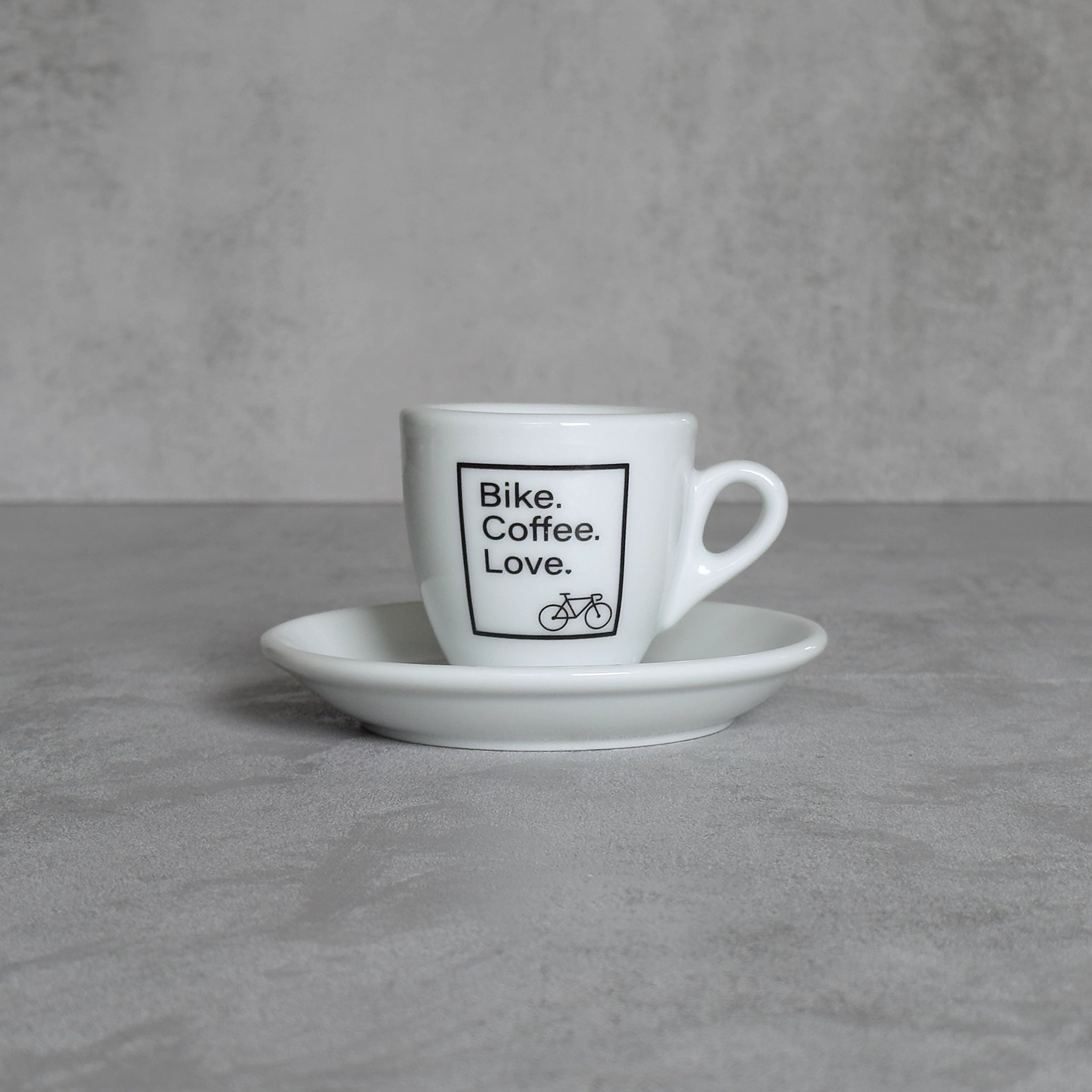 Espresso-Tasse mit Rennrad und dem Slogan Bike. Coffee. Love.