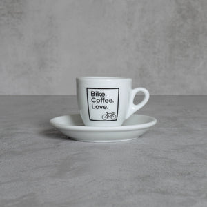 Espresso-Tasse mit Rennrad und dem Slogan Bike. Coffee. Love.