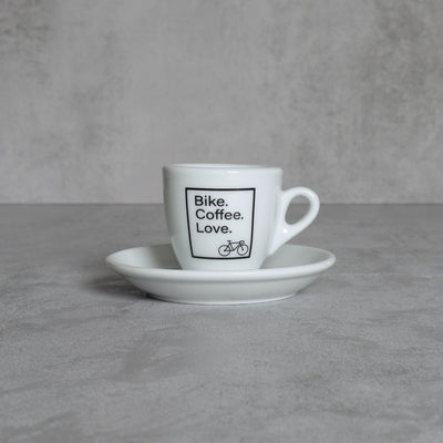 Espresso-Tasse mit Rennrad und dem Slogan Bike. Coffee. Love.