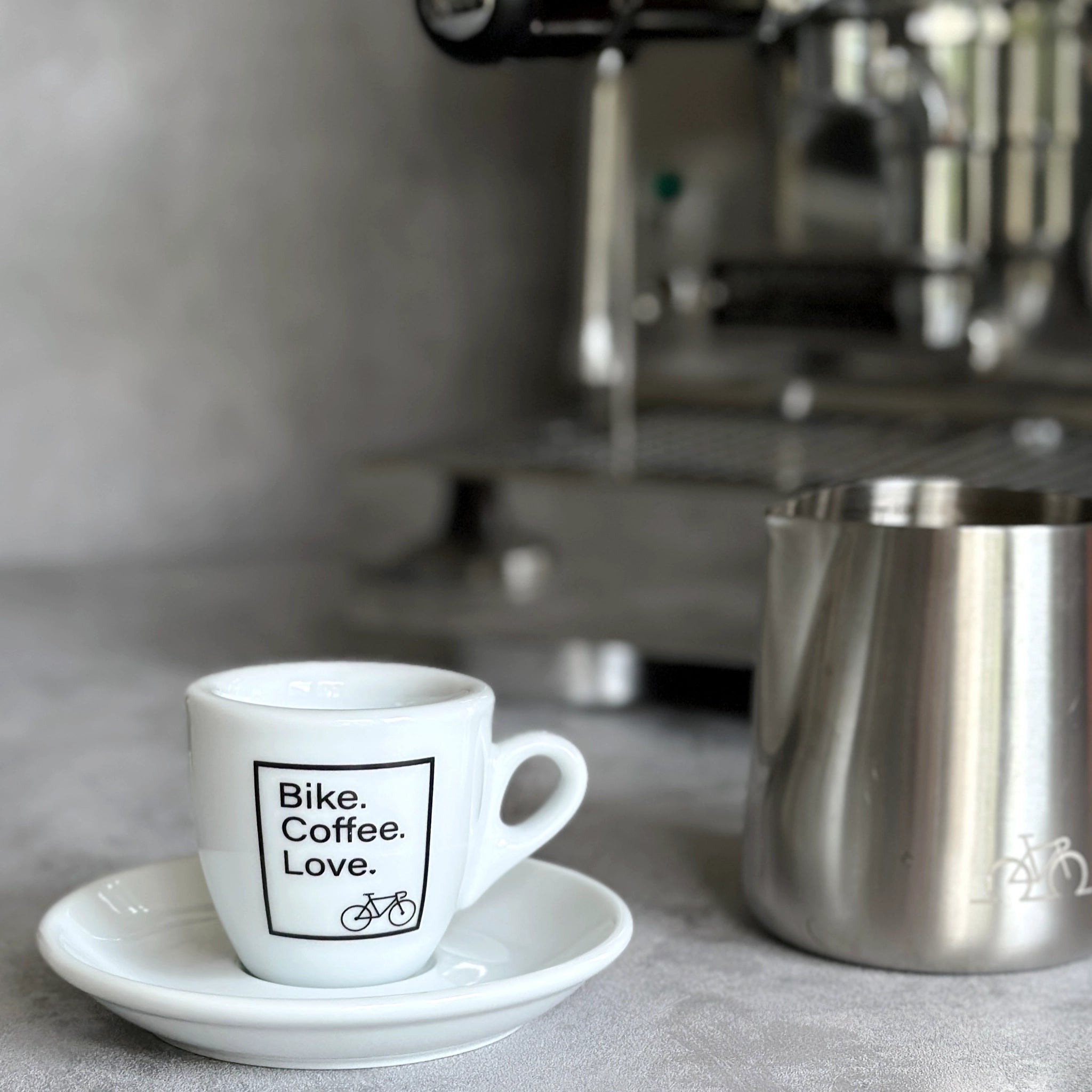 Espresso-Tasse mit Rennrad und dem Slogan Bike. Coffee. Love. 
