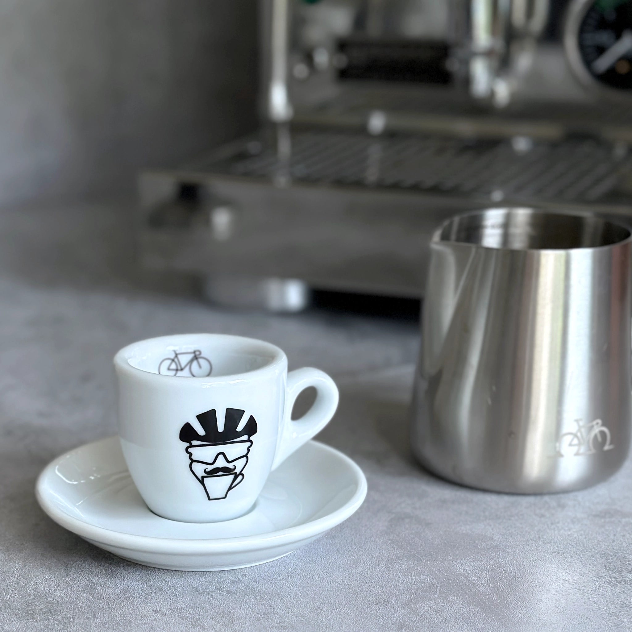 Espresso-Tasse mit Mr Coffeerider-Print: Radfahrer-Kopf mit Helm und Schnauzbart