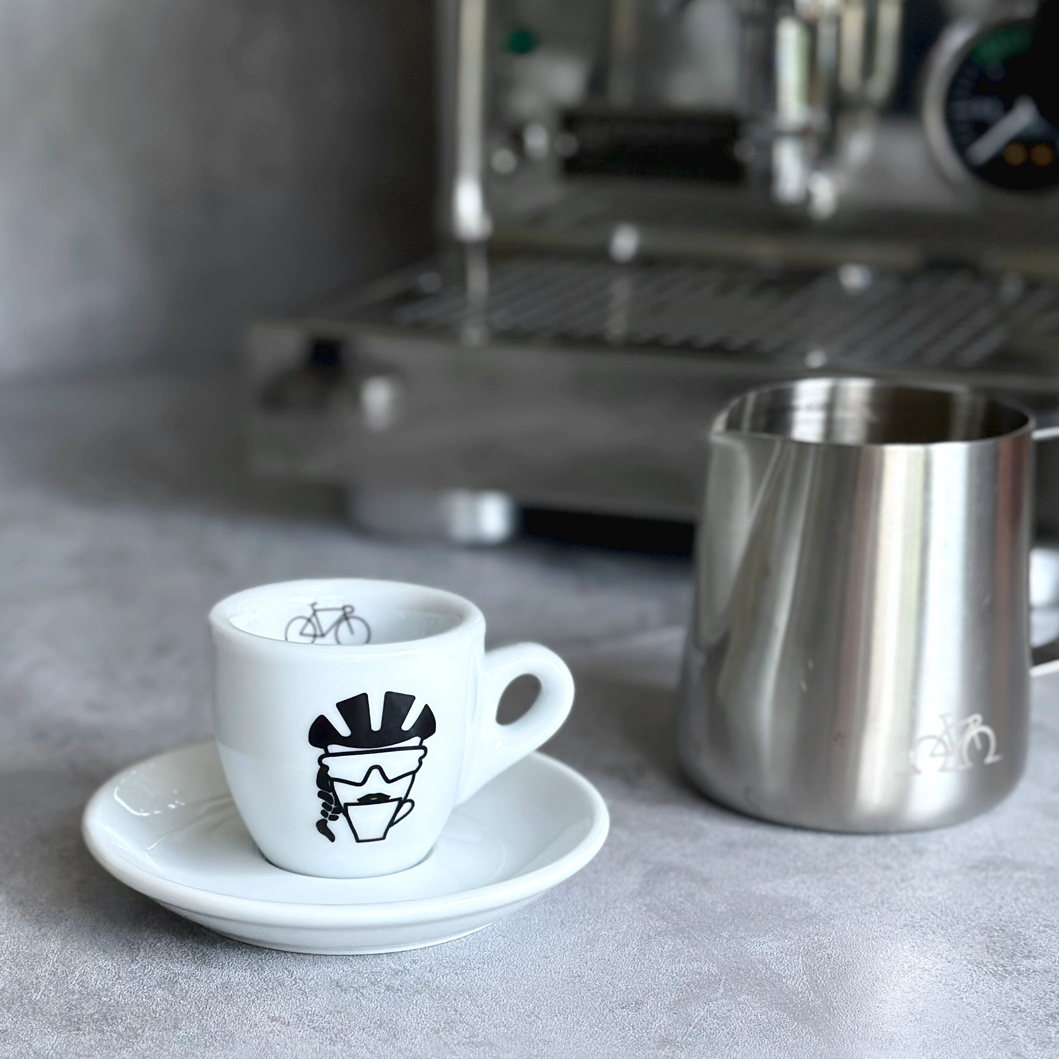 Espresso-Tasse mit Ms Coffeerider-Print: Radfahrerin-Kopf mit Helm und Zopf