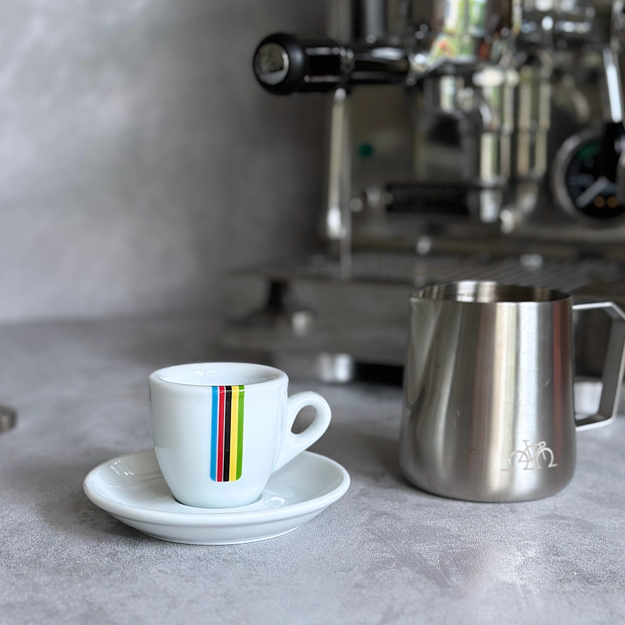 Espresso-Tasse mit Radsport-Print Rainbow-Streifen vor Siebträgermaschine