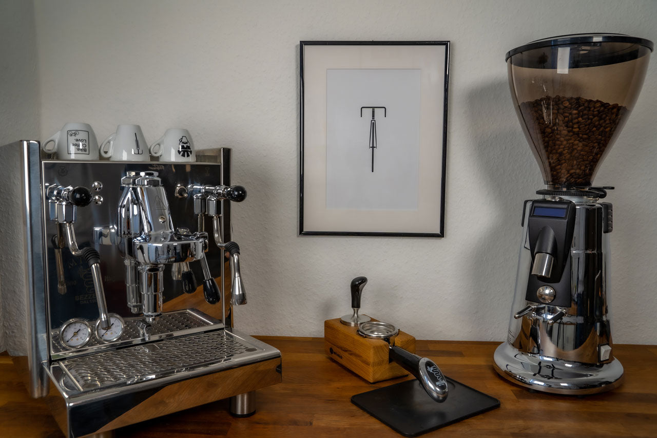 Das Poster "Bike" hängt im Bilderrahmen an der Wand zwischen einer Kaffeemaschine und einer Kaffeemühle.