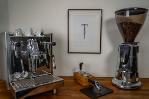 Das Poster "Bike" hängt im Bilderrahmen an der Wand zwischen einer Kaffeemaschine und einer Kaffeemühle.